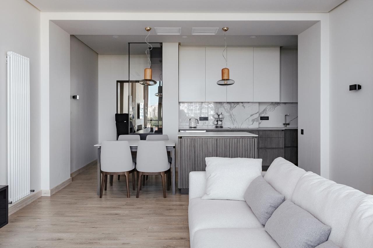 Open-plan greige kitchen in Huntington Beach, CA